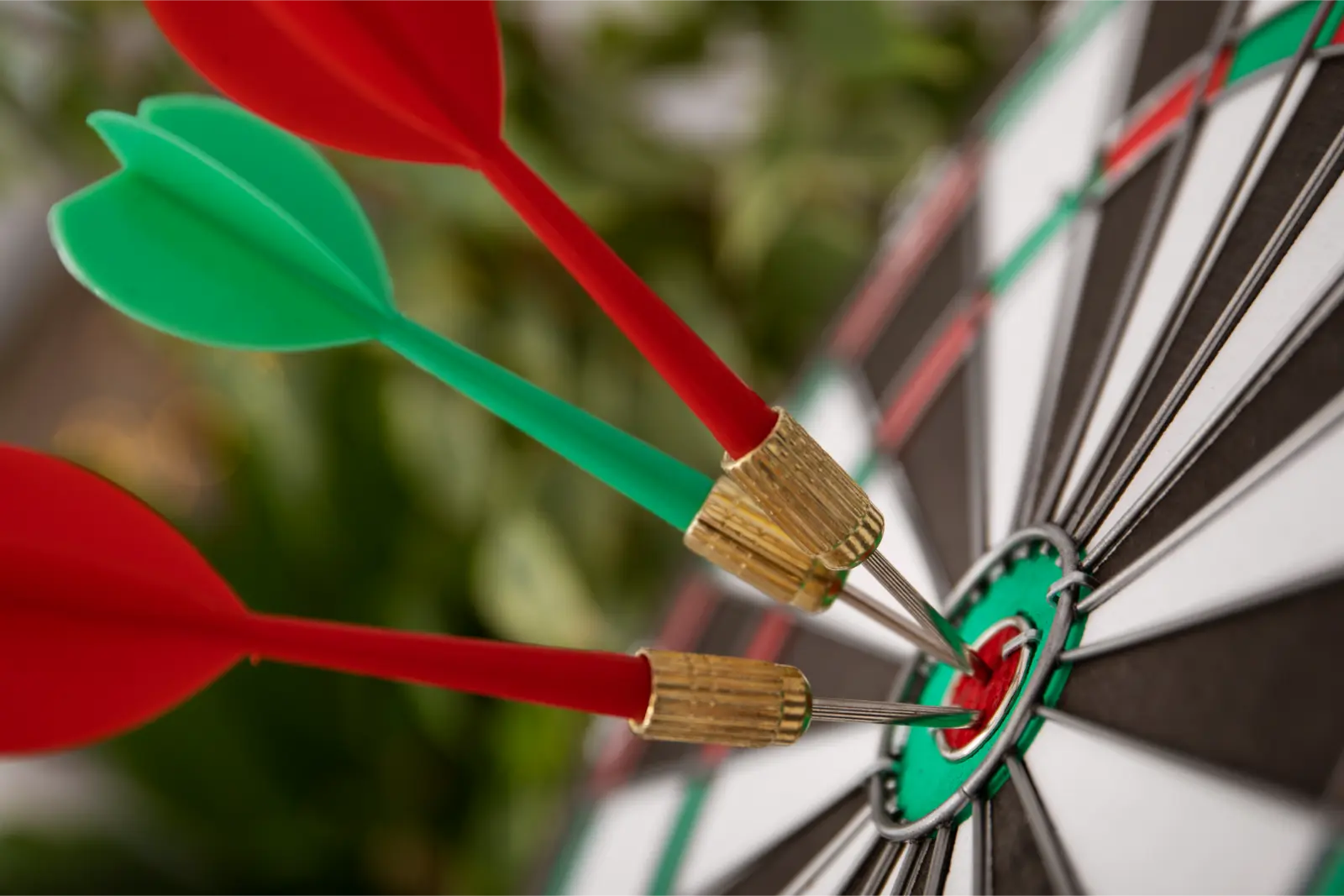 view-dartboard-with-bullseye-arrow-points
